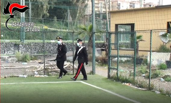 I carabinieri intervengono nell'impianto sportivo