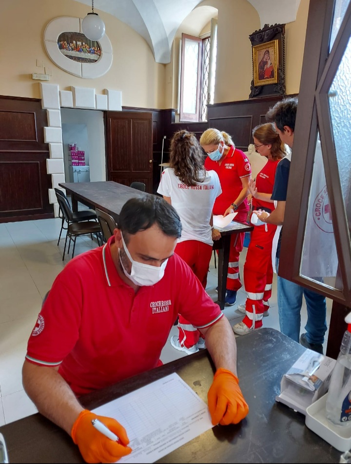 Politioche sociali, sservizio bagni e docce per i senza tetto in via Teatro Greco