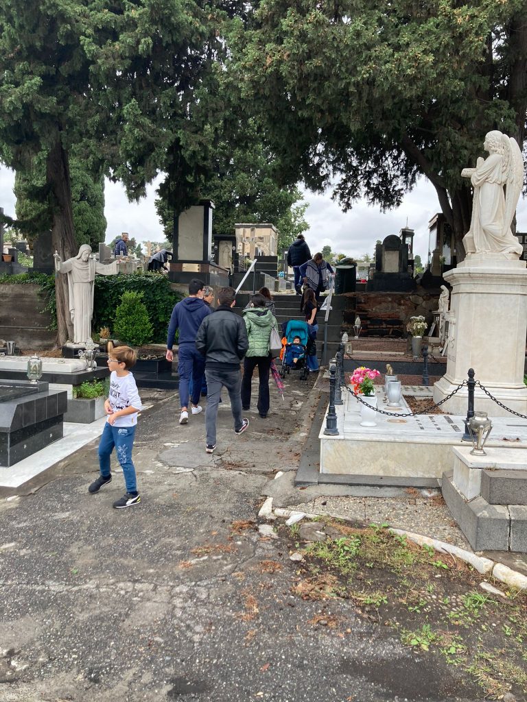 Il cimitero di Catania, visitatori