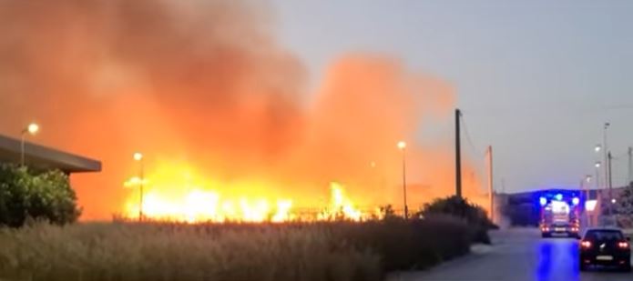 La zona dell'incendio nei pressi dell'ospedale di Sciacca
