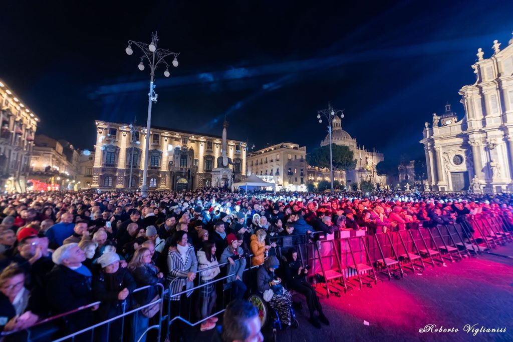 Capodanno, Giusy Ferreri trascina nel 2023 il grande pubblico di piazza Duomo