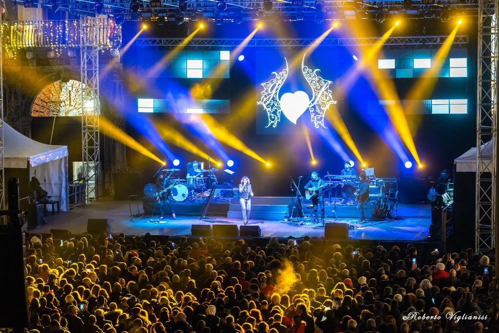 Capodanno, Giusy Ferreri trascina nel 2023 il grande pubblico di piazza Duomo