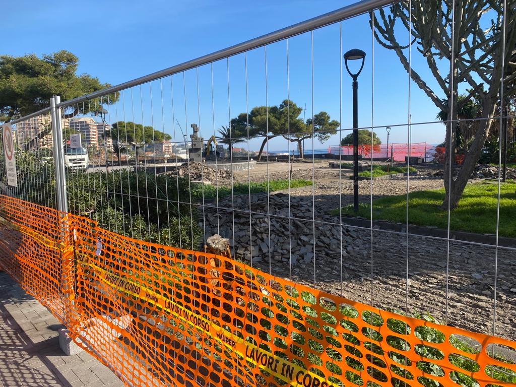 Piazza Europa, ruspe e operai in azione per la rigenerazione green