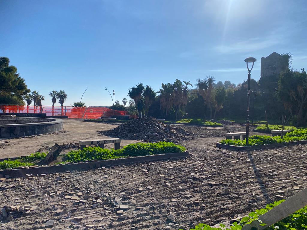Piazza Europa, ruspe e operai in azione per la rigenerazione green