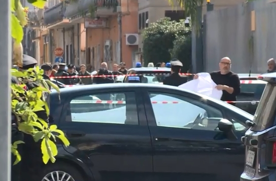 Il cadavere di Turi La Motta davanti la caserma dei carabinieri