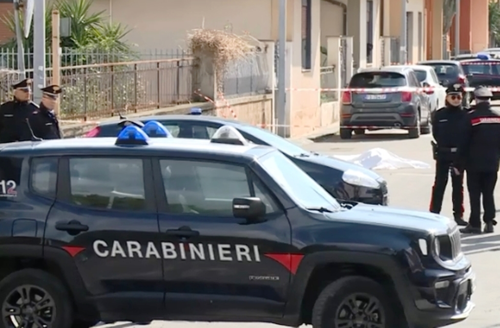 Il cadavere di Turi La Motta davanti la caserma dei carabinieri