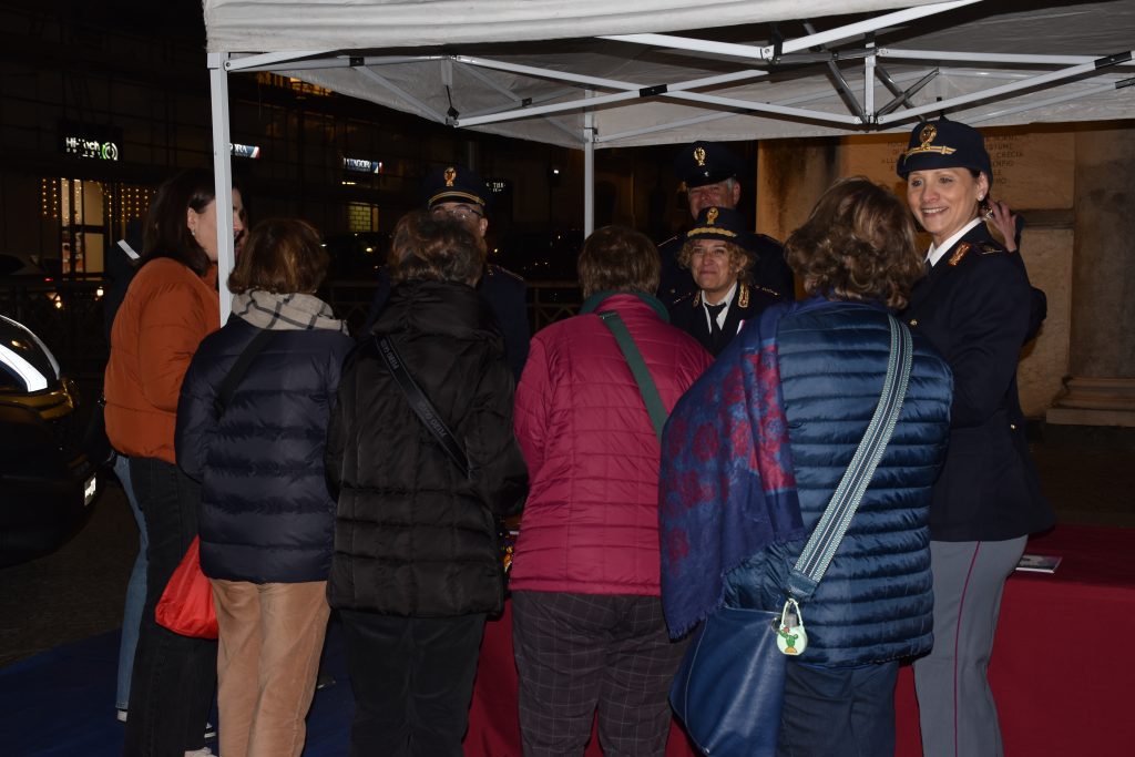 Questo non è amore, Polizia in Piazza Stesicoro