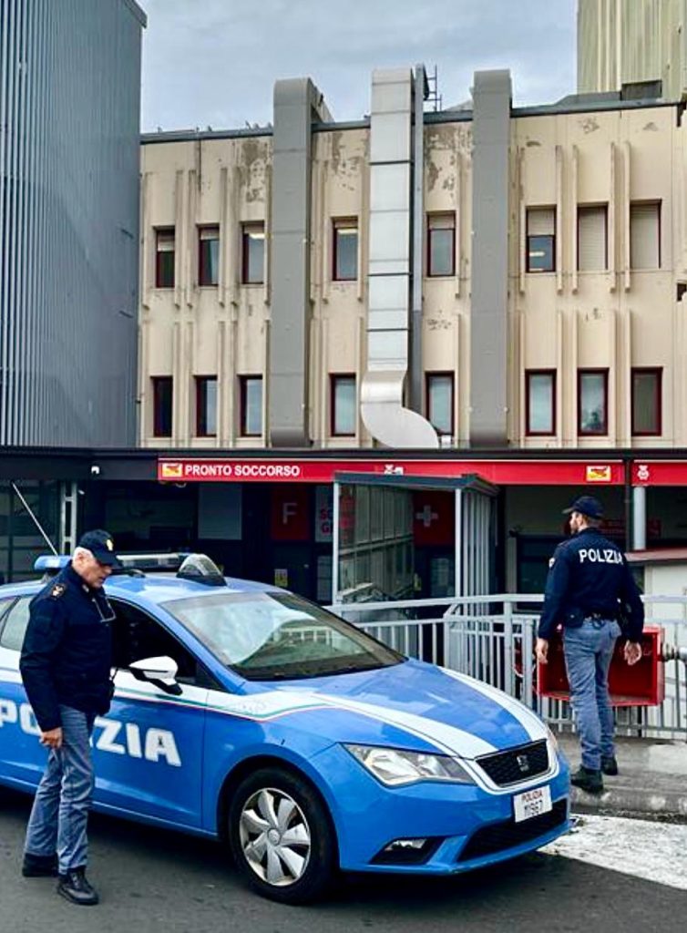 Poliziotti in attività al Pronto soccorso