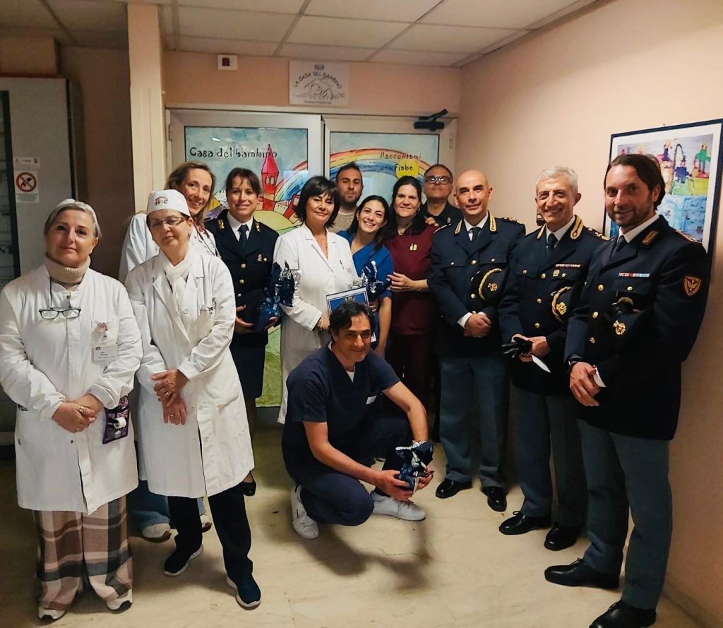I poliziotti del X Reparto mobile di Catania in visita al reparto di neonatologia dell’ospedale Garibaldi-Nesima