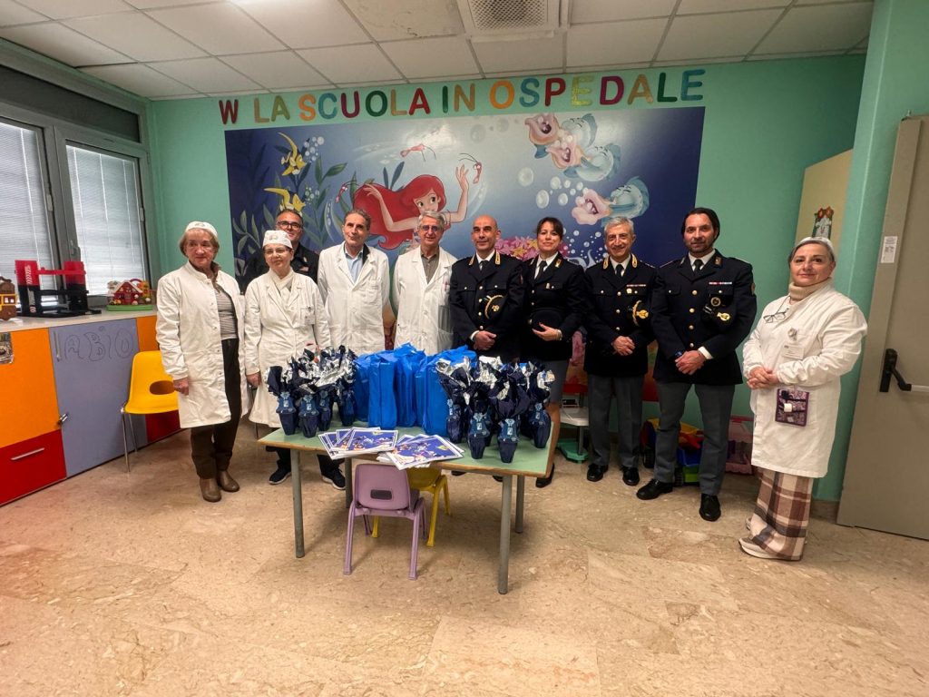 I poliziotti del X Reparto mobile di Catania in visita al reparto di neonatologia dell’ospedale Garibaldi-Nesima