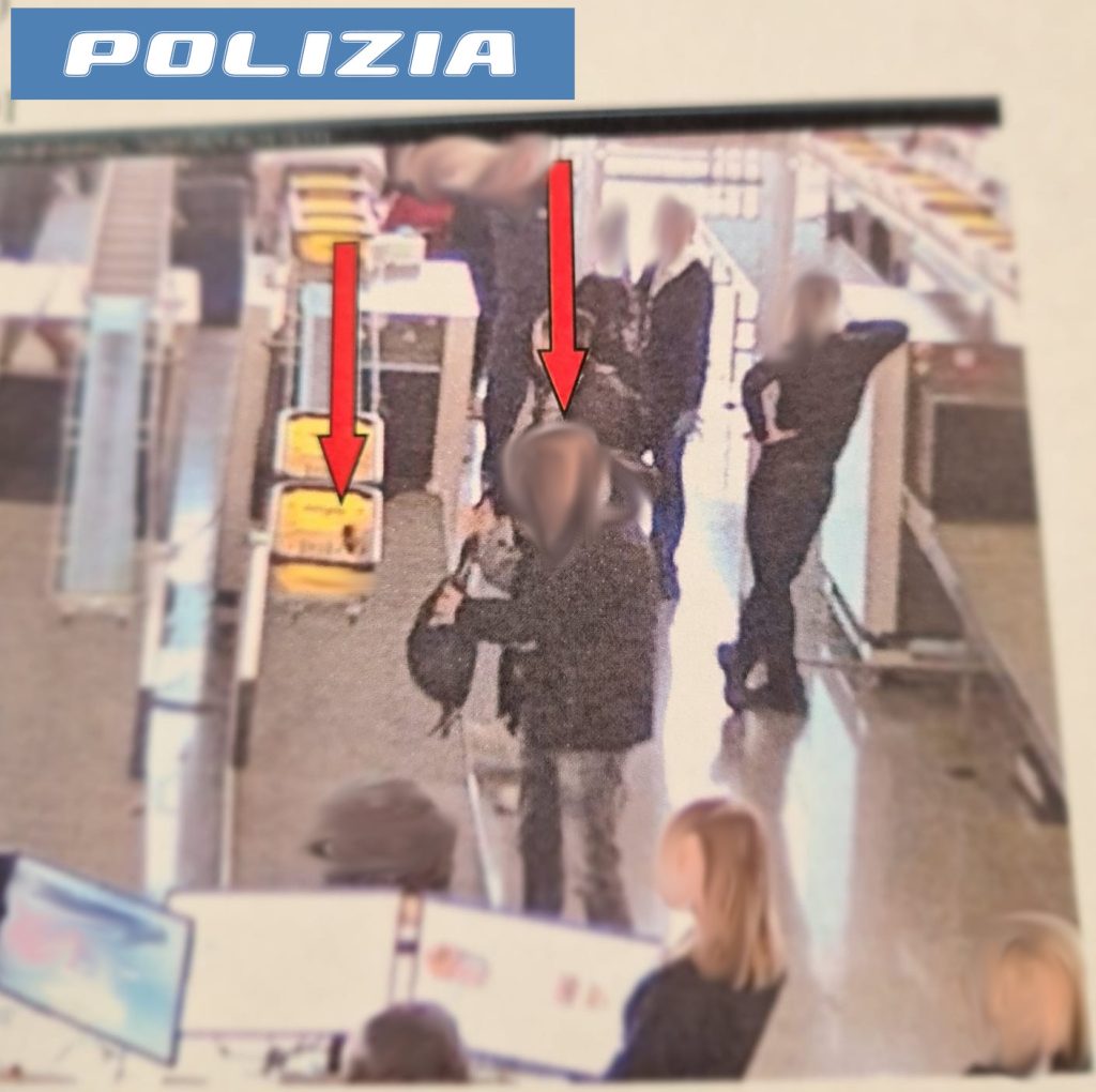 Le fasi del furto registrate dalle videocamere di sorveglianza
