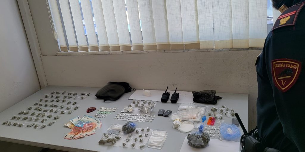 Droga, soldi e altro materiale sequestrato dalla Polizia