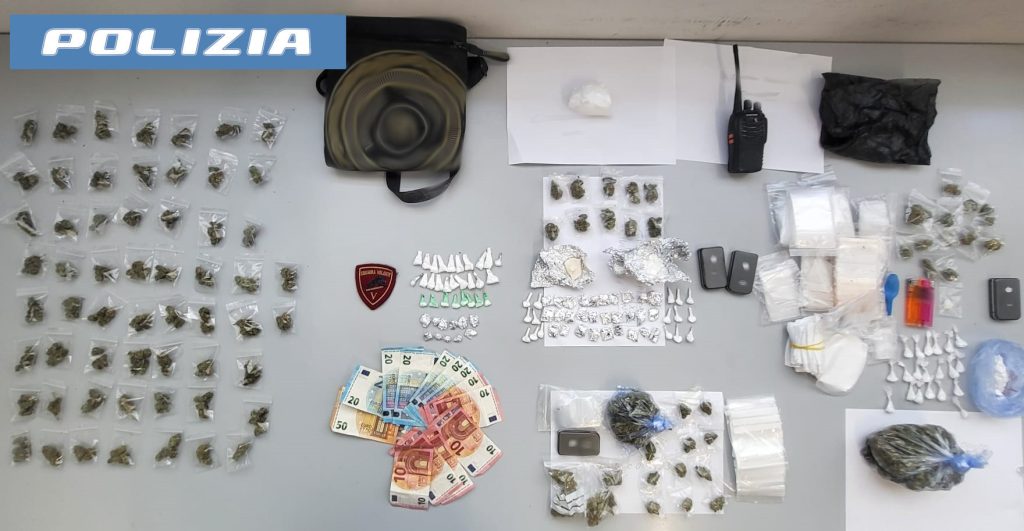 Droga, soldi e altro materiale sequestrato dalla Polizia