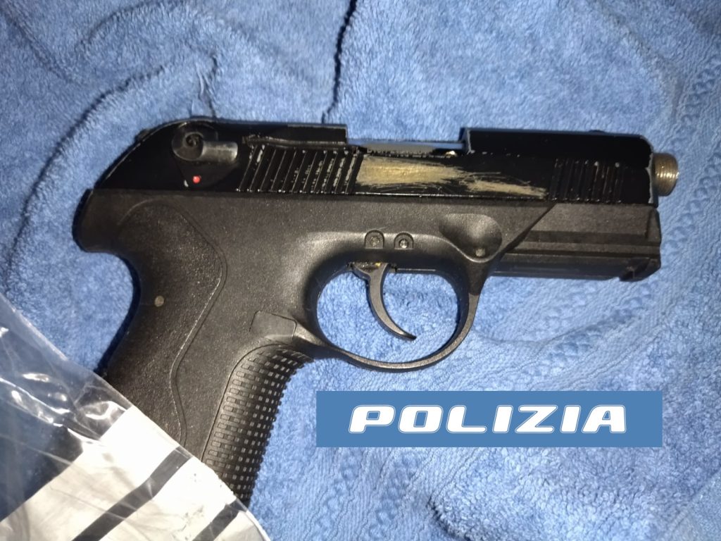 La pistola sequestrata
