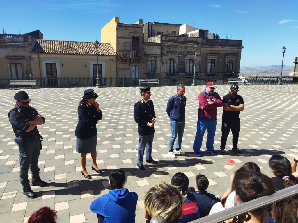 Incontro tra il X Reparto mobile di Catania e gli studenti dell'istituto “Don Bosco” di Santa Maria di Licodia