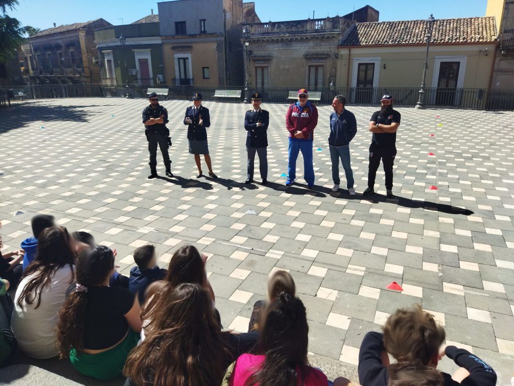 Incontro tra il X Reparto mobile di Catania e gli studenti dell'istituto “Don Bosco” di Santa Maria di Licodia