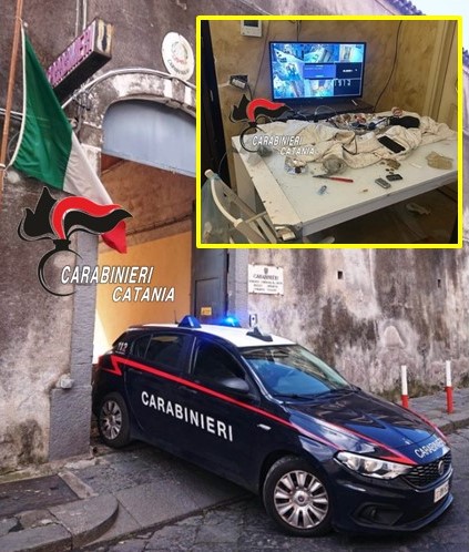La droga e l'impianto di videosorveglianza sequestrai dai Carabinieri