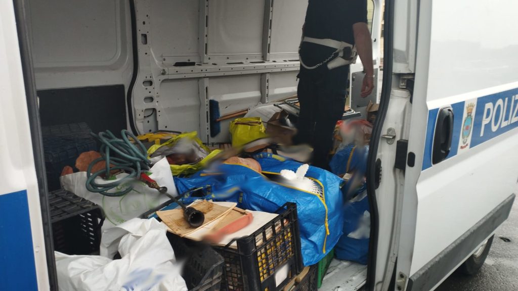 Mercatino delle pulci di San Giuseppe La Rena, controlli a tappeto della Polizia