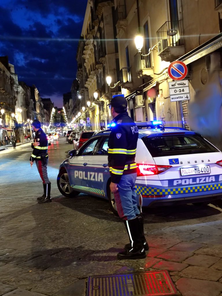 Movida catanese, controlli interforze su attività commerciali e parcheggiatori abusivi