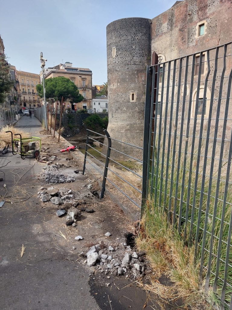 Castello Ursino, lavori in corso per la nuova ringhiera lunga 180 metri