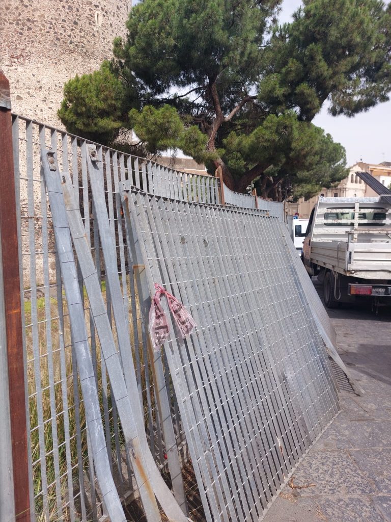 Castello Ursino, lavori in corso per la nuova ringhiera lunga 180 metri