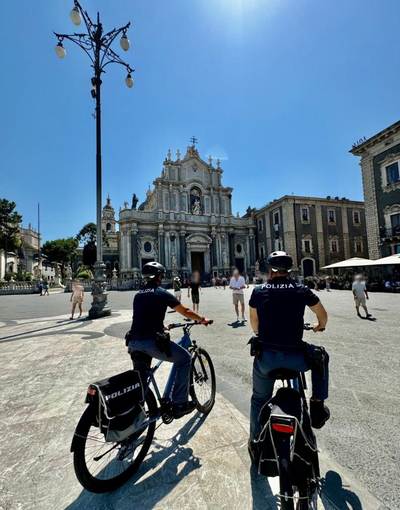 Controlli del centro storico, parchi e piazze, le pattuglie e-bike della Polizia