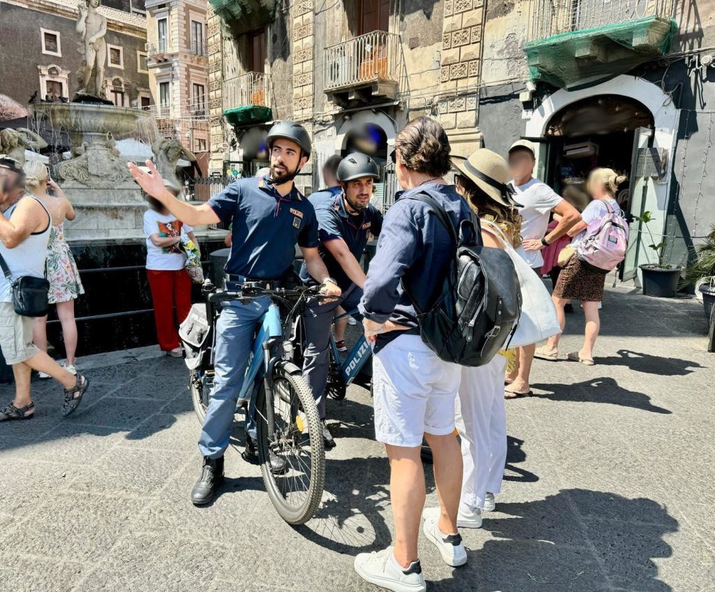 Controlli del centro storico, parchi e piazze, le pattuglie e-bike della Polizia