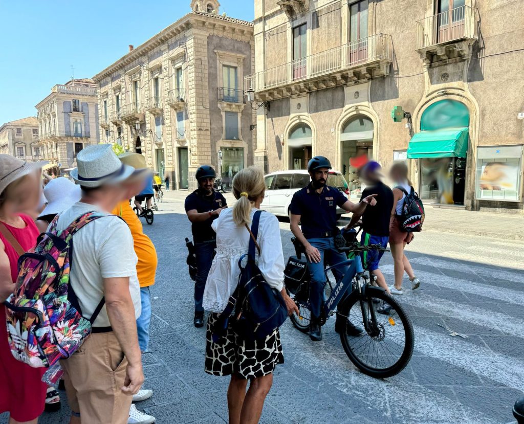 Controlli del centro storico, parchi e piazze, le pattuglie e-bike della Polizia