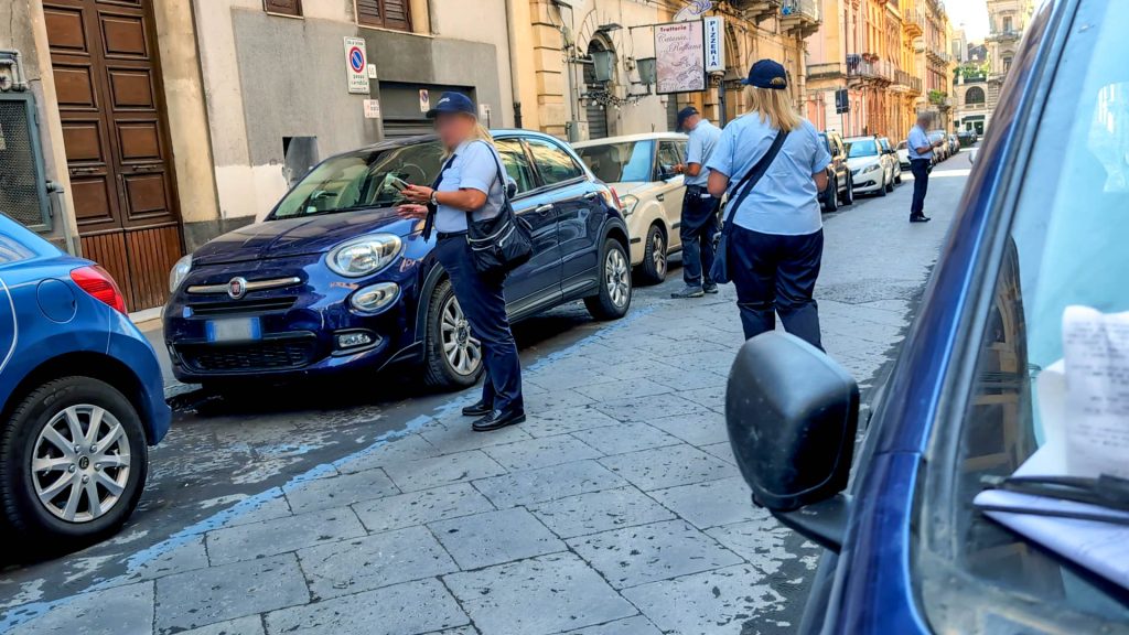 Sosta selvaggia, intervento Polizia locale Catania e ausiliari