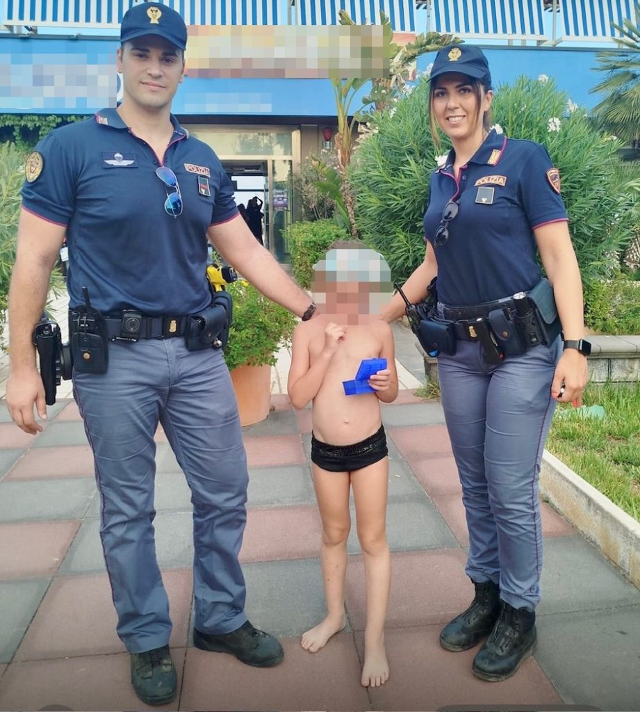 La bambina smarrita, foto ricordo con i poliziotti