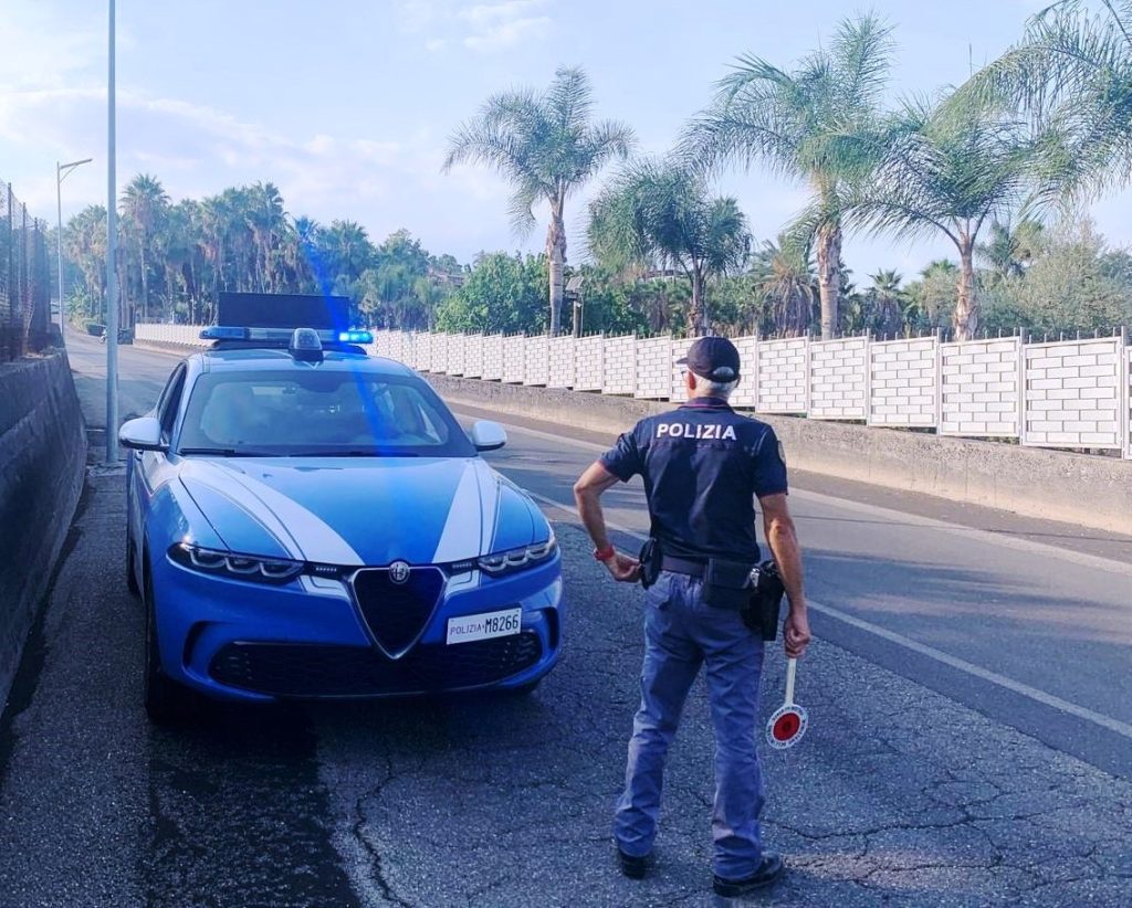 Controlli della Polizia di stato nelle frazioni marinare di Acireale, ad Acitrezza e Acicastello