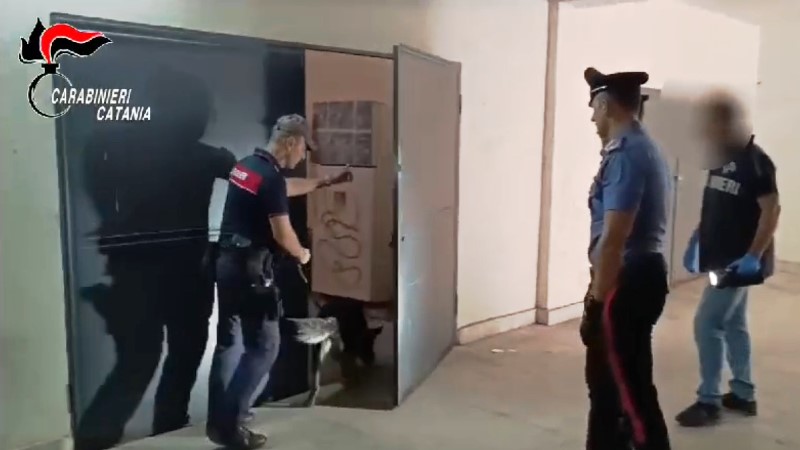 Il deposito dello spaccio scoperto dai carabinieri