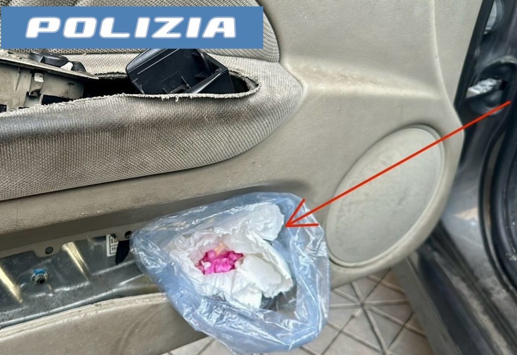 Nascondeva la droga nelle portiere dell’auto, arrestato 29enne incensurato