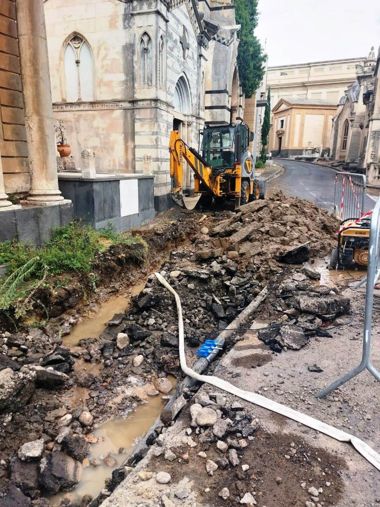 Cimitero, lavori di riparazione della condotta idrica