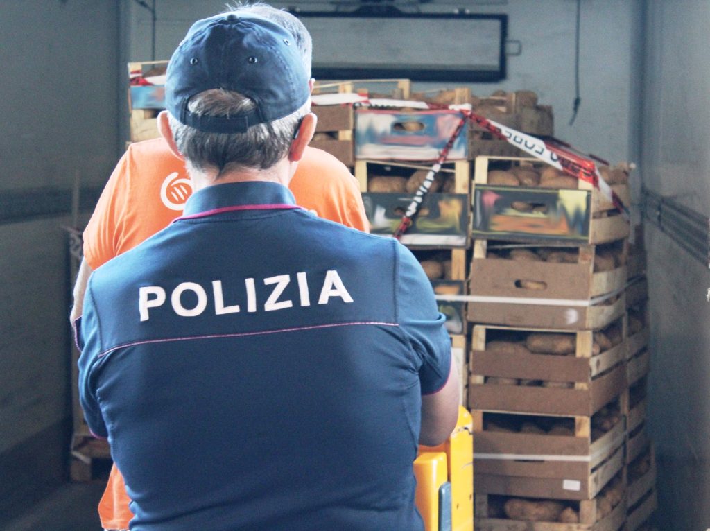 Controlli della Polizia al Mercato agroalimentare siciliano di Catania