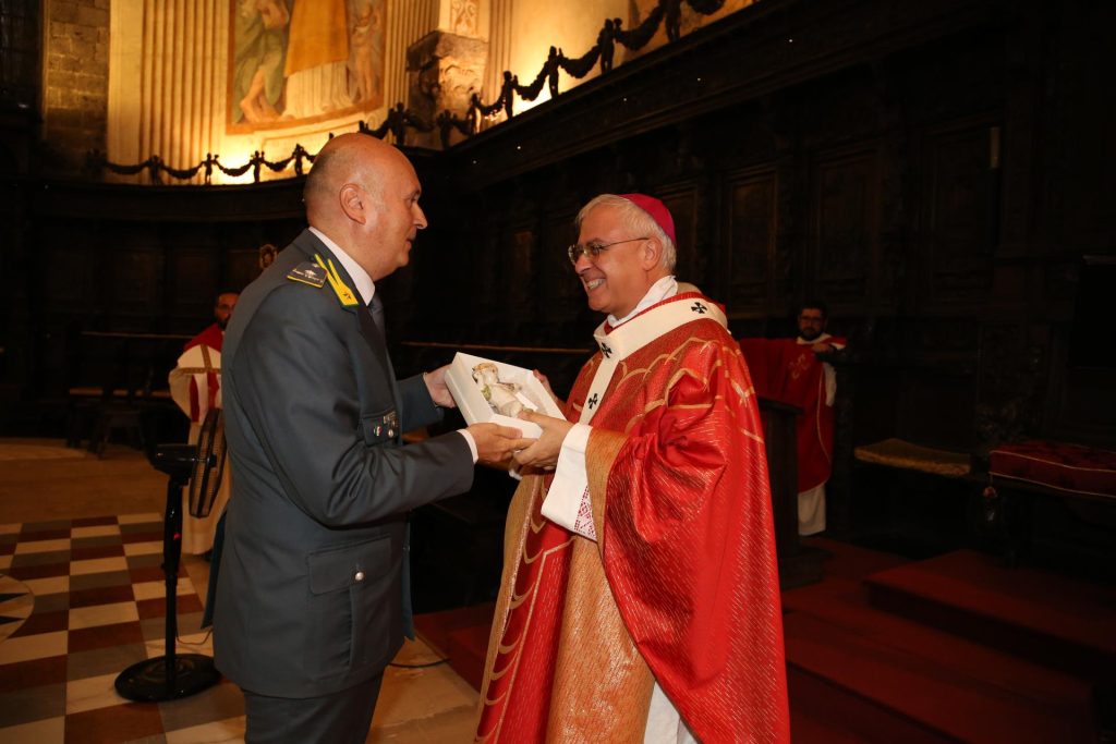 Mons. Luigi Renna e il generale Antonino Raimondo