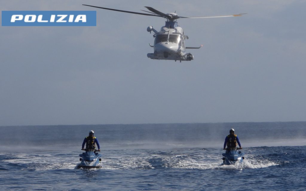 Polizia, elicottero e moto d'acqua: esercitazione