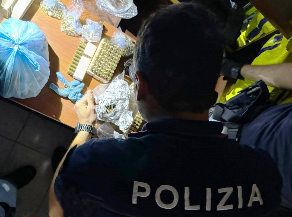 Gli agenti irrompono in un appartamento mentre un anziano tenta di disfarsi di armi e droga gettandole dal balcone