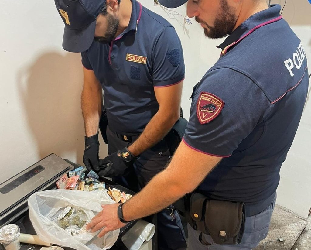 Polizia sequestra droga e soldi