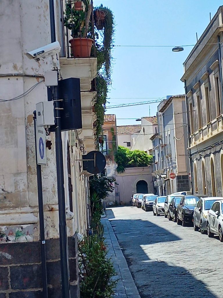 Via Crociferi, attivate le telecamere per il presidio elettronico dell’area pedonale