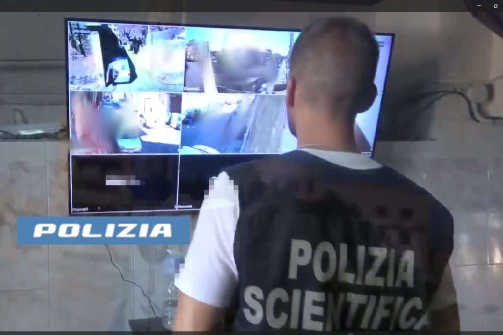 Il monitor installato per controllare l'area di spaccio