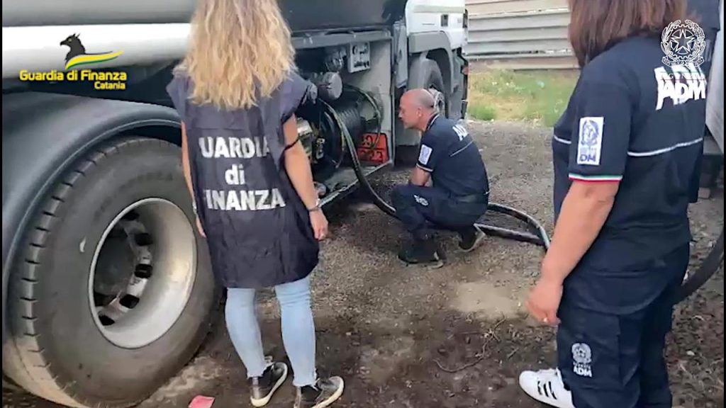 Maxi frode sul commercio di carburante, 15 misure cautelari