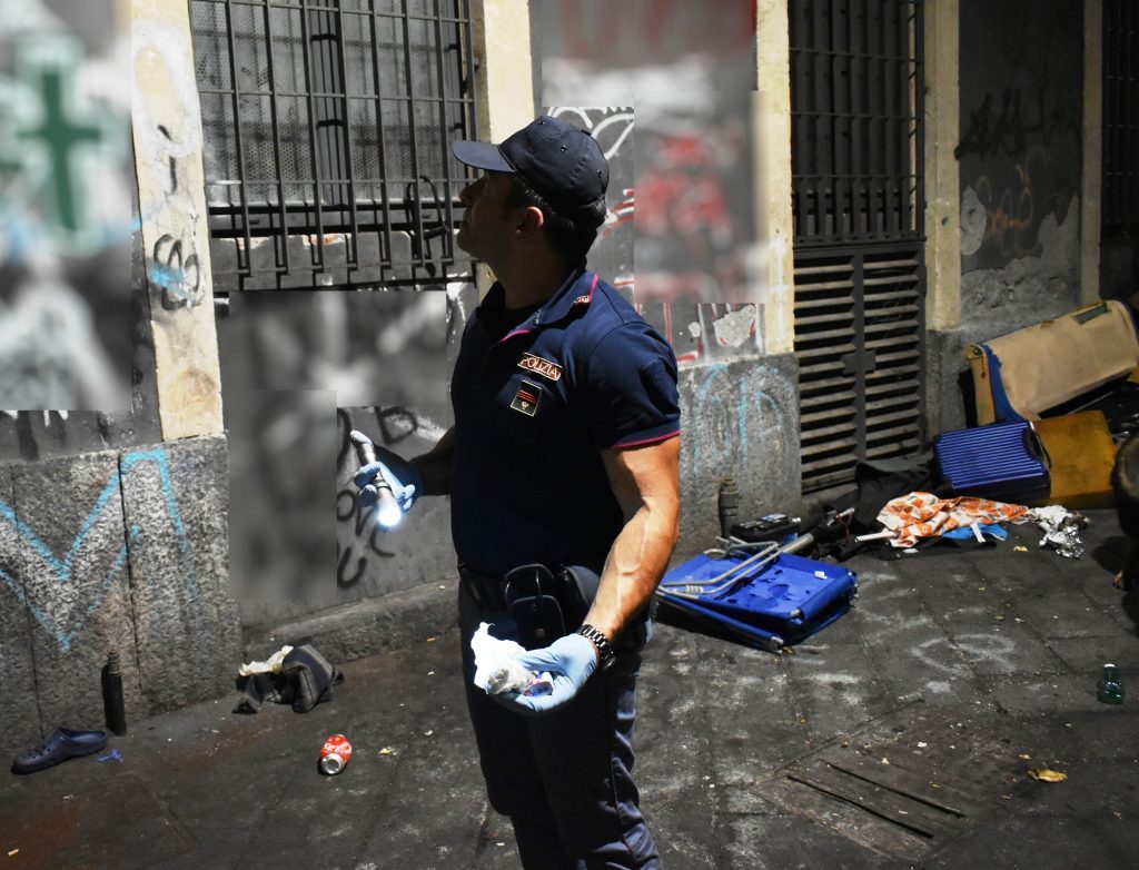 Polizia a caccia di droga a San Berillo