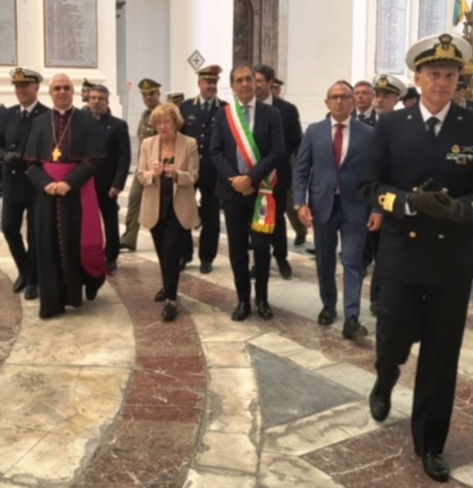 Il sindaco Enrico Trantino con il presidente del Consiglio comunale Sebastiano Anastasi coni l’arcivescovo, il prefetto e il questore