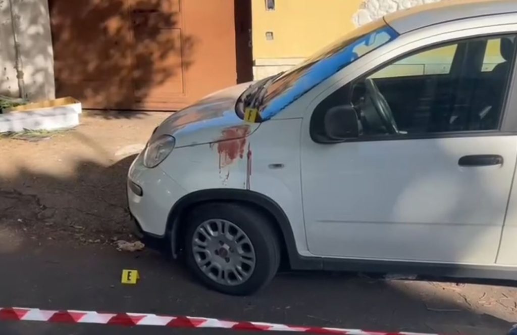 Il luogo della sparatoria, l'auto insanguinata