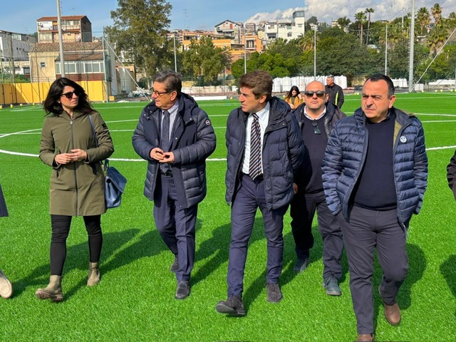 Ultima verifica della delegazione sul campo sportivo Velletri prossimo alla consegna